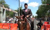 Seorang Anggota DPRD Sidoarjo Datang ke Pelantikan Naik Kuda