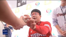 [스포츠 영상] '야구의 날' 팬 사인회