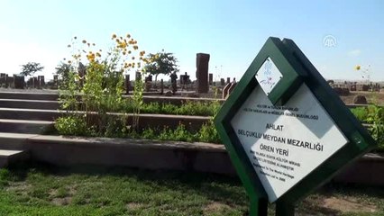 Selçuklu Meydan Mezarlığı'nda "Malazgirt" bereketi