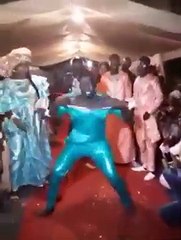 Insolite ! Un lutteur perd le contrôle et déchire son magnifique bazin pour danser