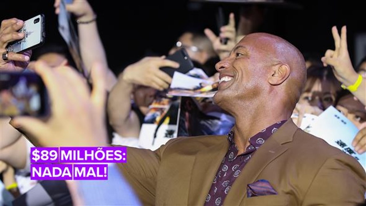 Dwayne Johnson nadando no dinheiro