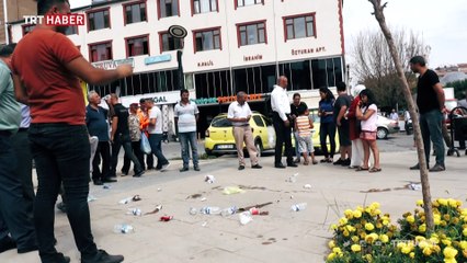 Farkındalık için önce sokağa çöp attılar, sonra temizlediler