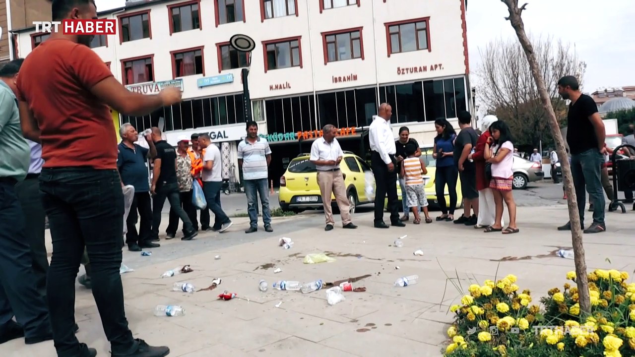 Farkındalık için önce sokağa çöp attılar, sonra temizlediler