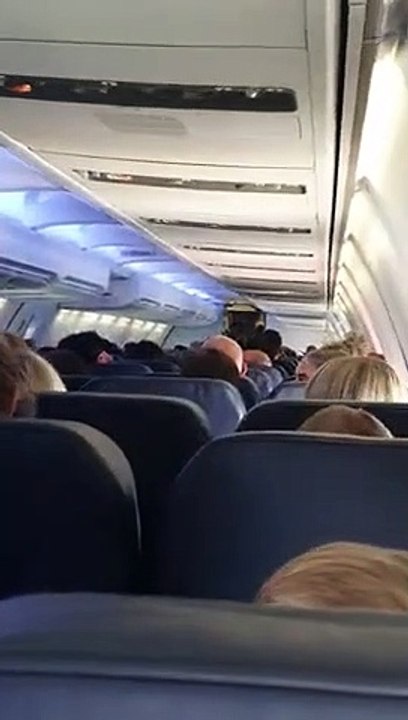 Ce steward chante Ariana Grande dans l'avion en plein vol pour les passagers !