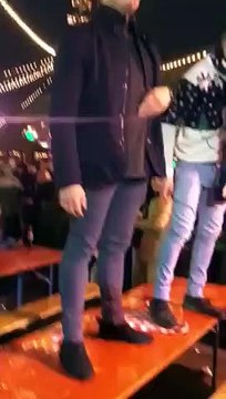 Danser ivre sur la table devant tout le monde ? Mauvaise idée LOL