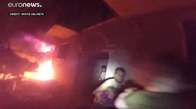 شاهد: الخوذ البيضاء تنقذ عائلات من مبنى استهدفه قصف في معرة النعمان