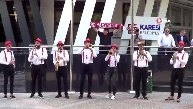 Taraftarlar bando eşliğinde maça davet edildi