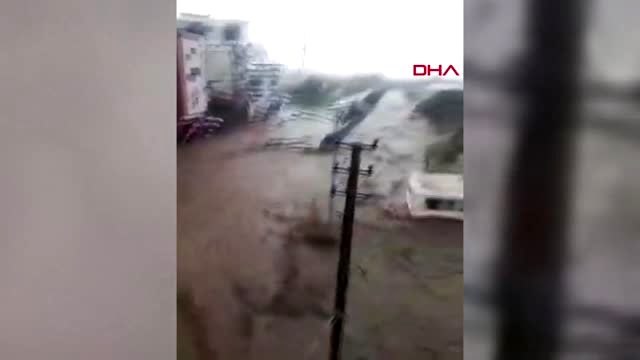 Samsun'da sağanak; Yeşil Dere taştı, yollar göle döndü