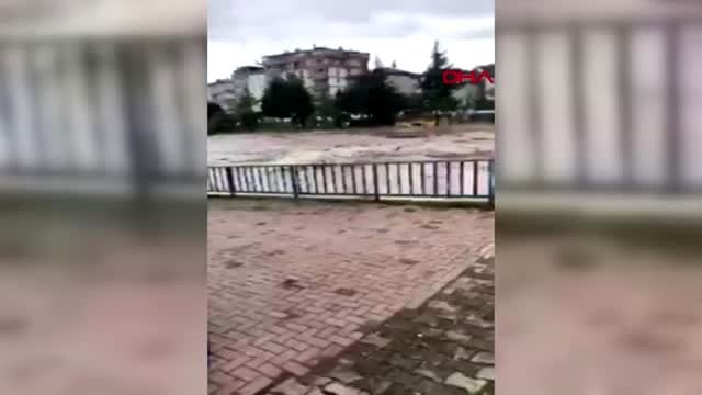 Samsun Terme'de şiddetli yağış sonuncunda yaya köprüsünün çökme anı kamerada
