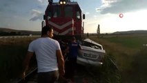 Sivas'ta lokomotif ile otomobil çarpıştı: 1 ölü, 2 ağır yaralı