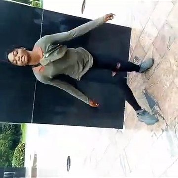 Cette jeune fille est très habile. Admirez ce qu'elle fait !