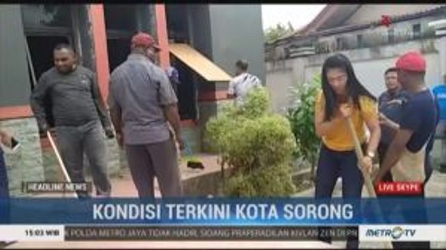 Warga Bersihkan Sisa Unjuk Rasa di Sorong