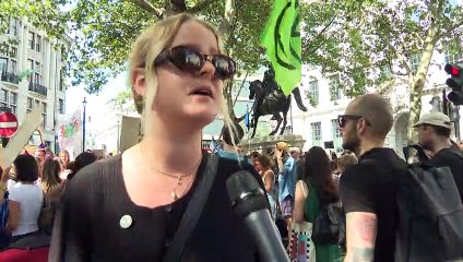 "Bolsonaro tiene que irse", gritan cientos de manifiestantes por la Amazonía en Londres