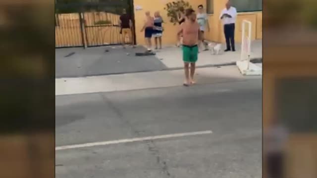 Un menor de 13 años empotra el coche de su padre contra un colegio en Marbella