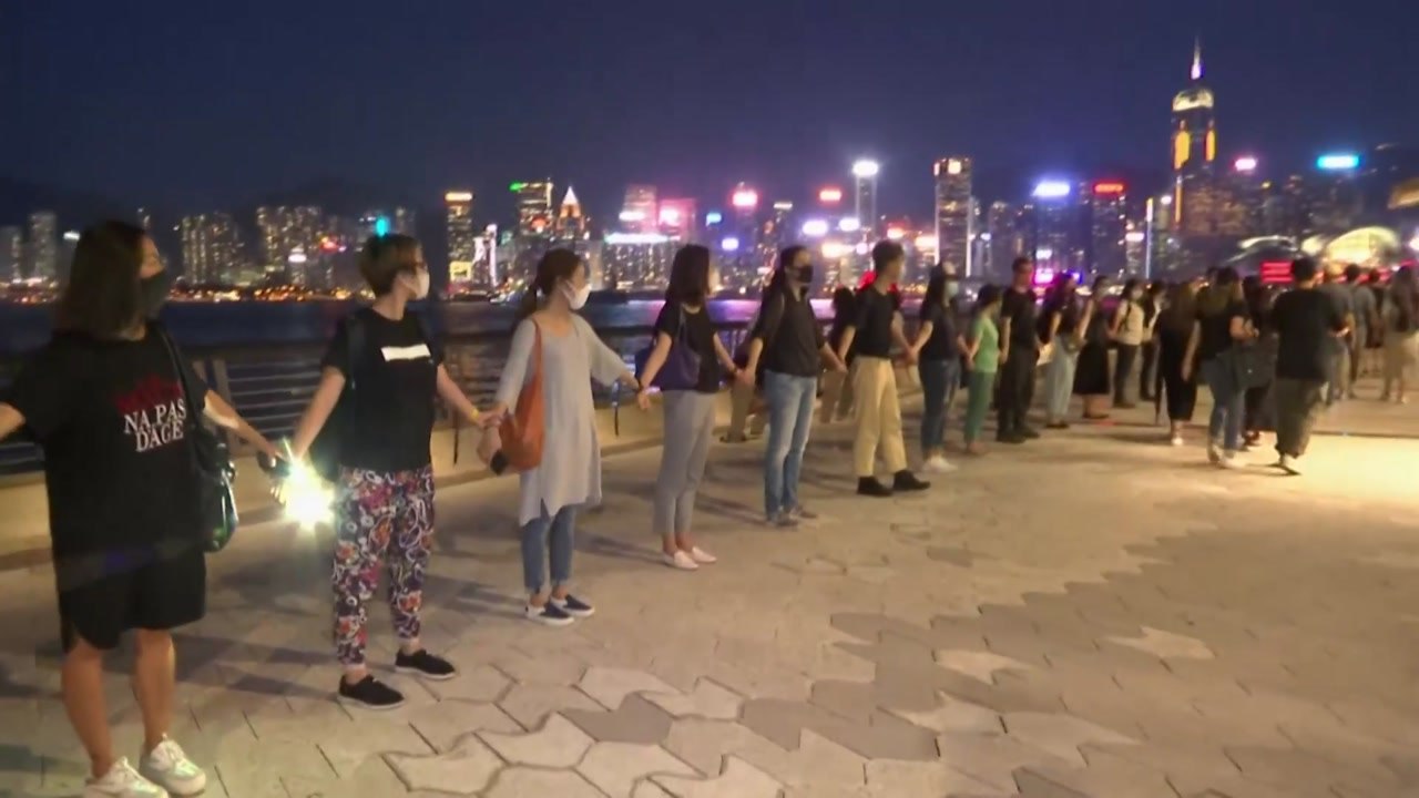 홍콩 45km 인간띠 시위...오늘은 공항 기습시위 계획 / YTN