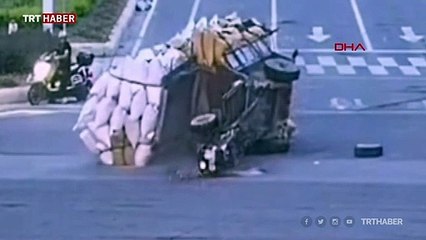 Çin'de taşıdıkları yüklerin altında kalan 2 kişiyi yoldan geçenler kurtardı