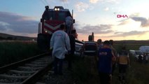 Sivas'ın Şarkışla ilçesinde hemzemin geçitte lokomotif otomobile çarptı 1 ölü 2 yaralı - TAMAMI