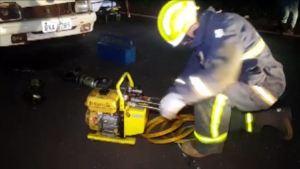 Duas pessoas ficam encarceradas em veículo após colisão na BR-467