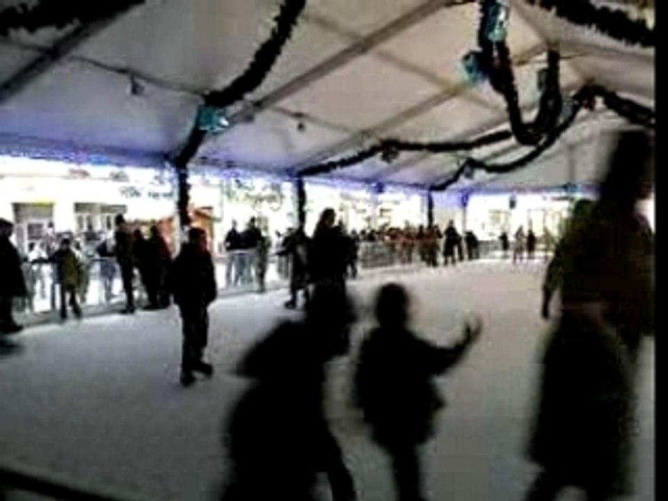 moi et ma cousine à la patinoire!