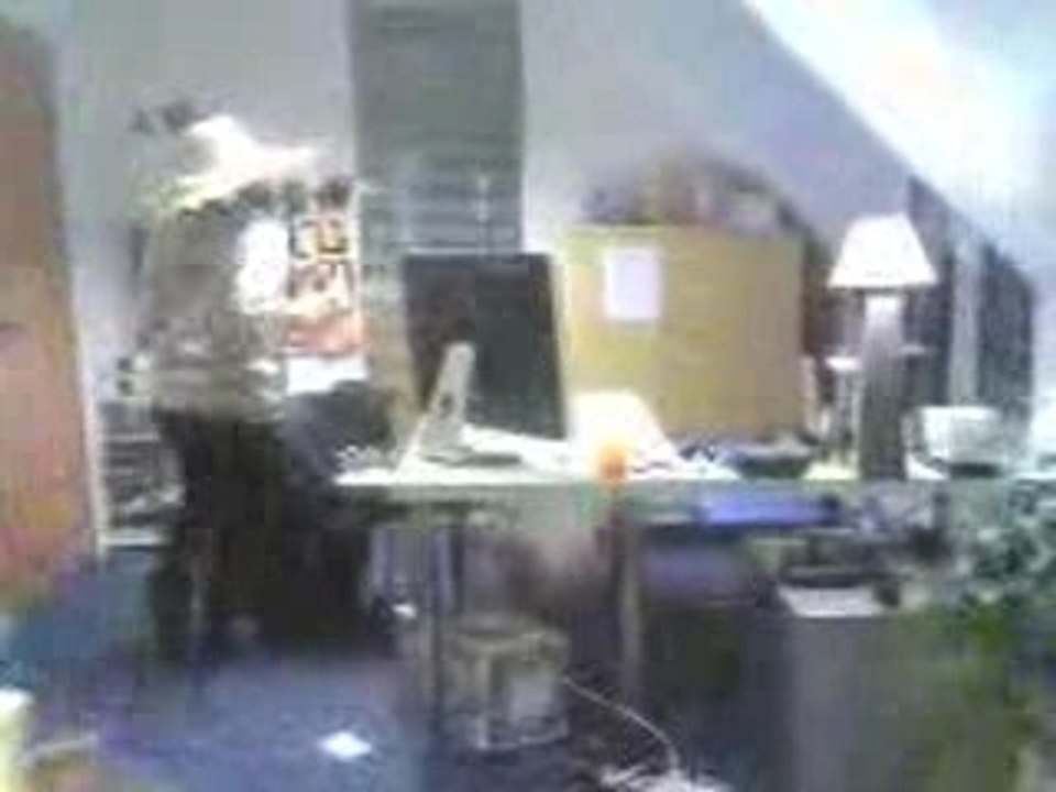 Carla Bruni pete les plombs au bureau