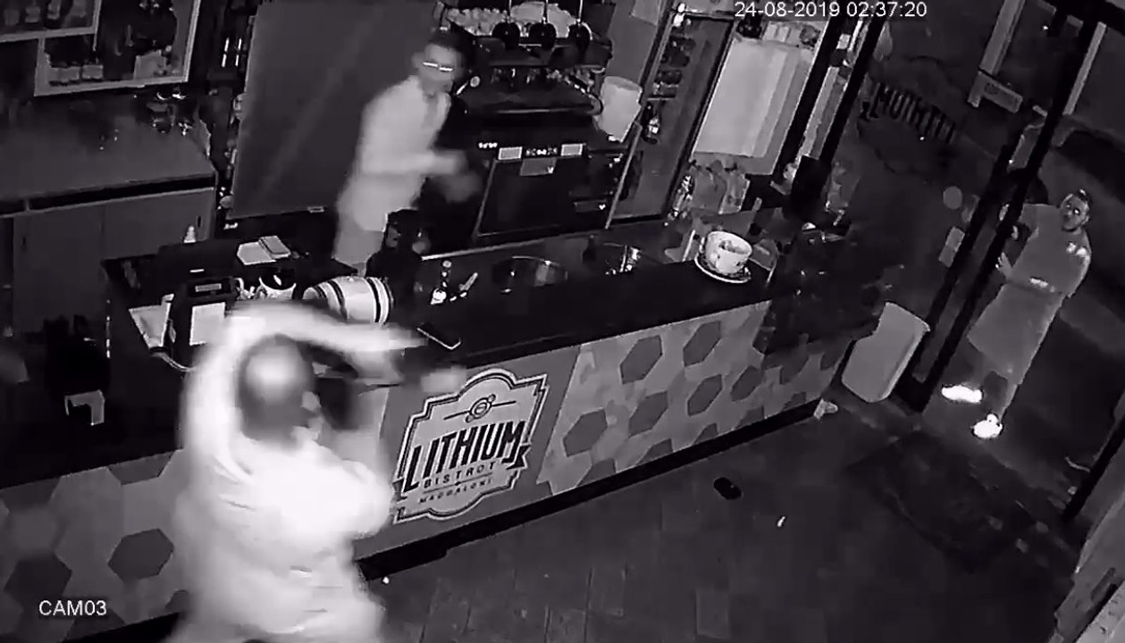 Maddaloni (CE) - Irrompe nel bar Lithium e aggredisce clienti e titolare (24.08.19)