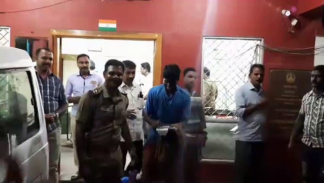 காவல் நிலையம் முன்பு திடீர் பதட்டம்.. தீக்குளிக்க முயன்ற இலங்கை வாலிபர்-வீடியோ