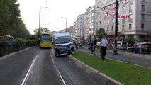 FINDIKZADE'DE MİNİBÜS TRAMVAY DURAĞINA GİRDİ, SEFERLER DURDU