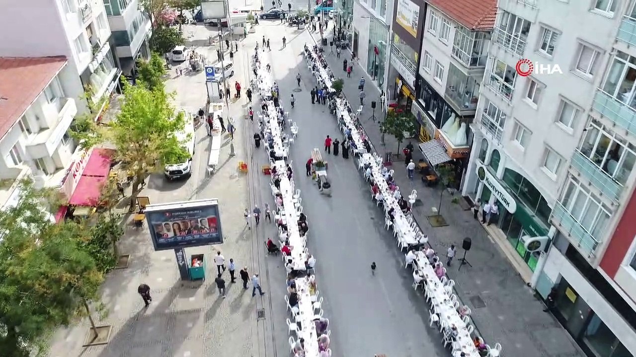 Yüzlerce esnafın dev kahvaltı sofrasında buluşması havadan görüntülendi