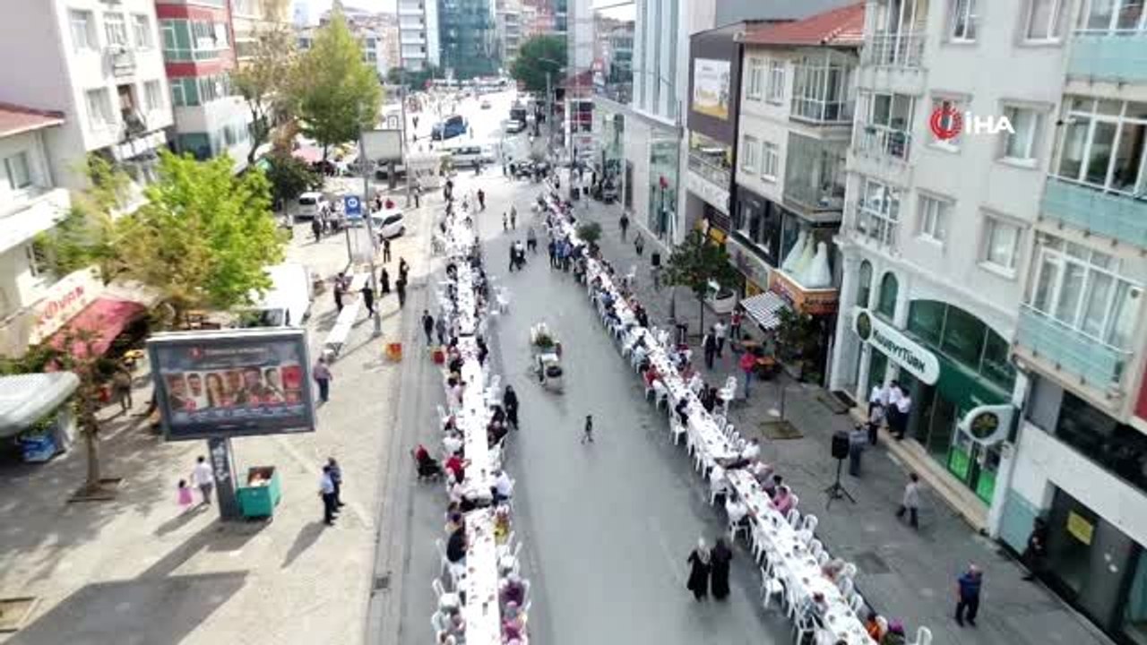 Yüzlerce esnafın dev kahvaltı sofrasında buluşması havadan görüntülendi