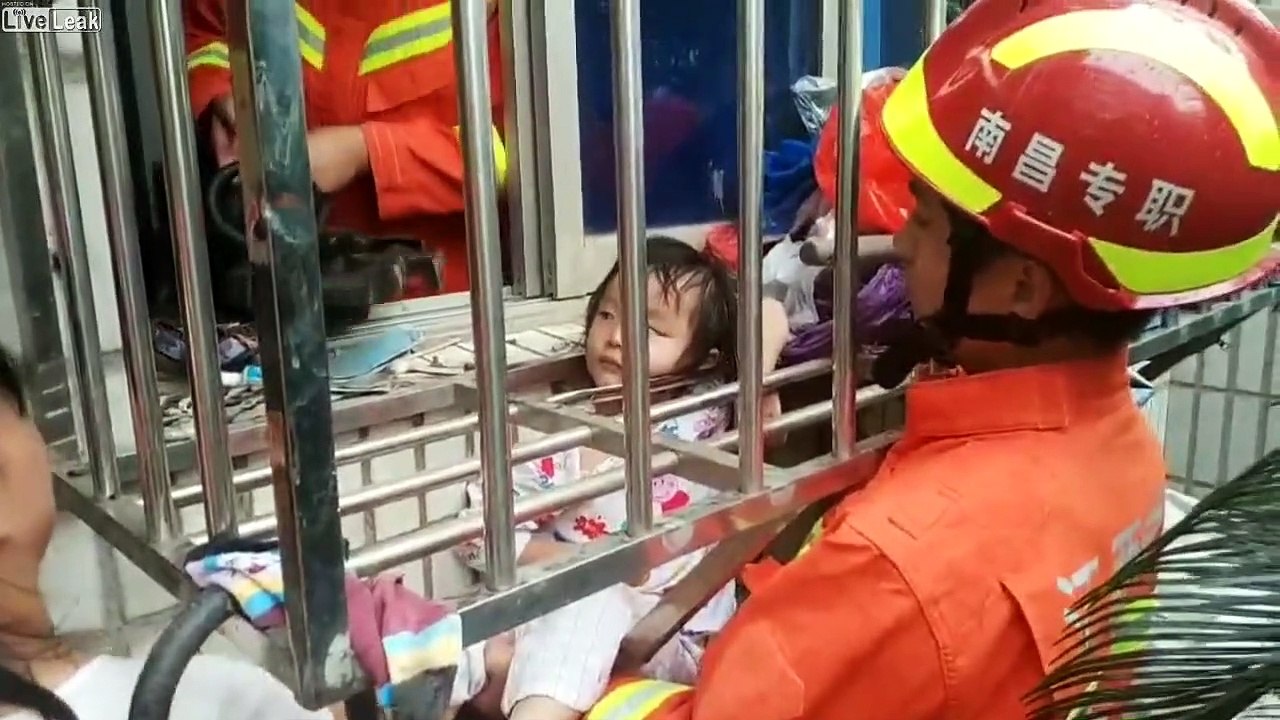 La tête coincée entre des barreaux cette fillette est libérée par des pompiers !