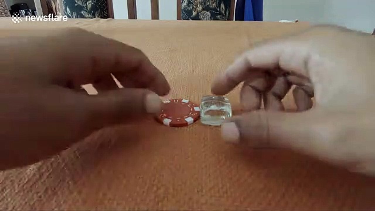 Magie : un glaçon et jeton de poker se transforment en un dé !