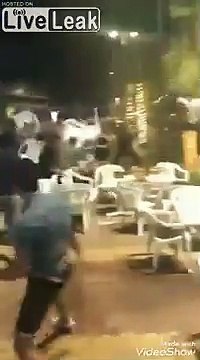 Les chaises et tables volent dans ce café en Egypte !