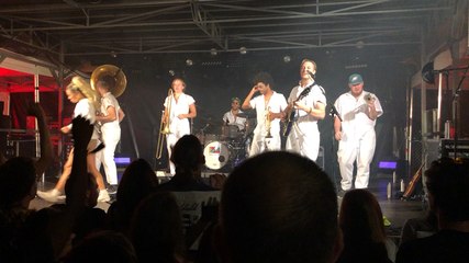 Les Américains de Brass Against ont enflammé la place du château avec leur show militant