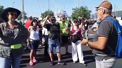 Les anti-G7 se preparent depuis le port de plaisance d'Hendaye