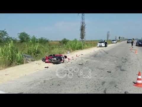 Levan Tepelenë makina përplas motorin vdes 24 vjeçari, shoferi ikën