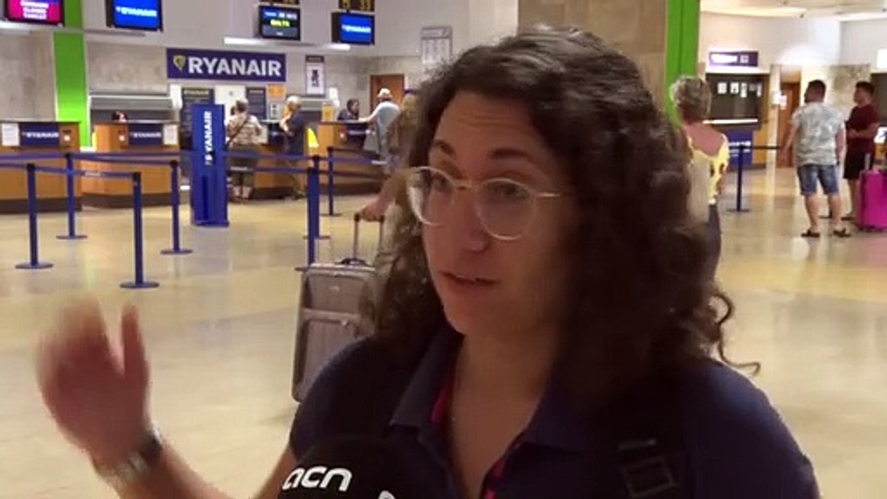 Decepció i sorpresa entre els passatgers de Ryanair a Girona pel tancament de la base