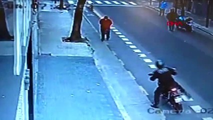 Polisin tekmesiyle yere yığıldı, hayatını kaybetti