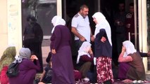 HDP'liler oğlu için oturma eylemi yapan anneye saldırdı