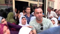 HDP'liler oğlu için oturma eylemi yapan anneye saldırdı - DİYARBAKIR