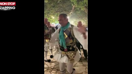 Nikos Aliagas : en hommage à son père, il danse en tenue traditionnelle en Grèce (vidéo)