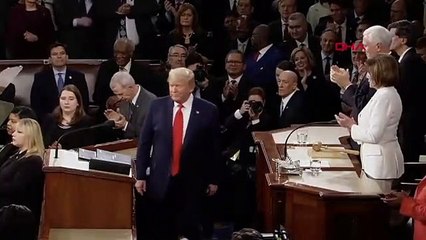 Trump Pelosi’nin elini sıkmadı, Pelosi de Trump’ın konuşma metnini yırttı