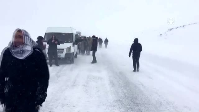 Bahçesaray'da çığ altında kalan 2 kişiyi arayan ekibin üzerine çığ düştü