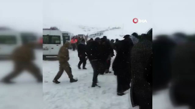 Kurtarma Ekipler Çığ Altında Kalanlar İçin Zamanla Yarışıyor