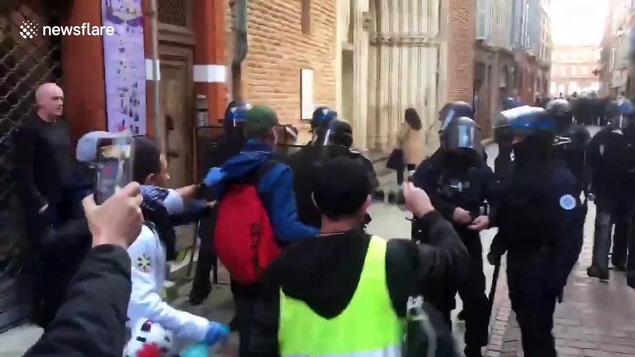 Toulouse riot police ENTER CHURCH to arrest yellow vest protesters