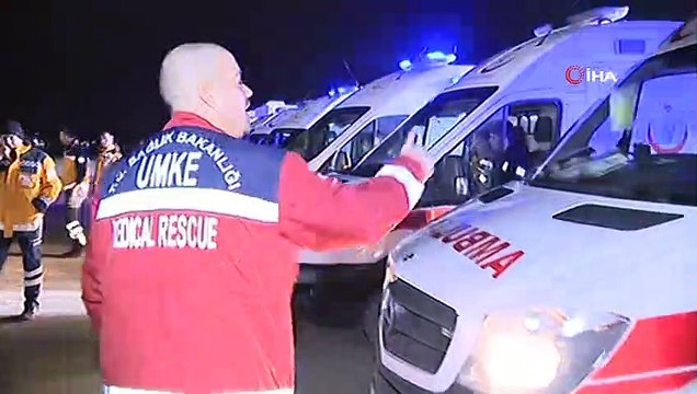 Çin'in Vuhan kentindeki Türk vatandaşlarını Türkiye'ye getiren A400M kargo uçağının inişi için hazırlıklar yapılıyor
