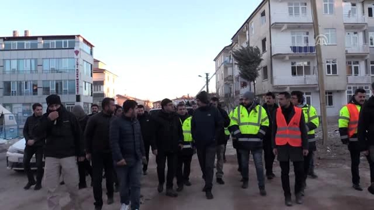 Bakan Kurum, depremde hasar gören evlerde incelemelerde bulundu