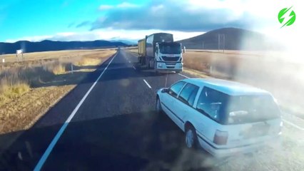 Un conducteur fou double n'importe comment et va avoir beaucoup de chance