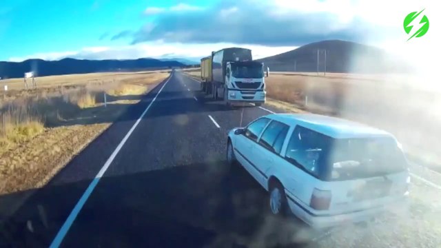 Un conducteur fou double n'importe comment et va avoir beaucoup de chance