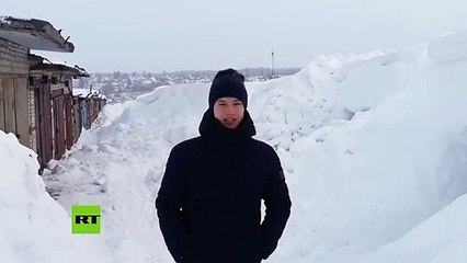 Una familia rusa cava un túnel de 7 metros para llegar hasta su garaje en Siberia por la masiva nieve que alcanzo una altura de mas de 2  metros