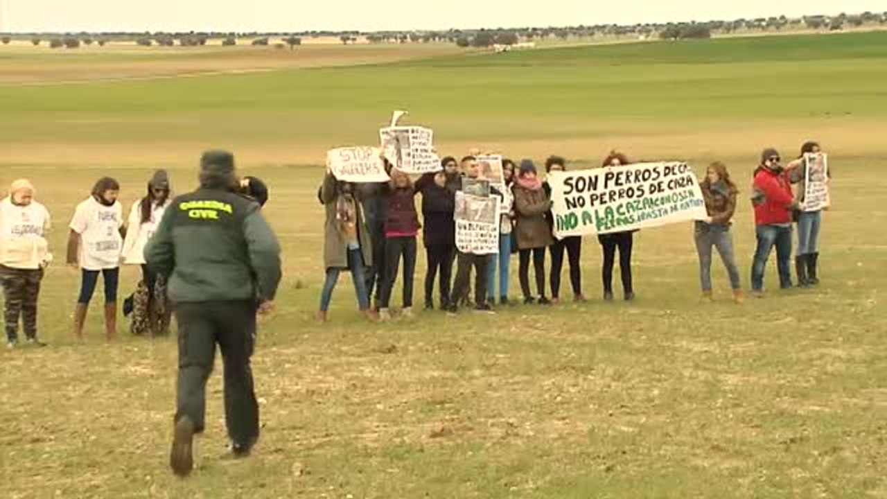 Un grupo de animalistas intentan reventar el Campeonato Nacional de Galgos en Ávila